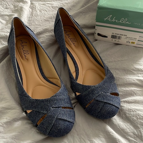 Abella Denim Summer Jean Low Wedge - Size 9.5M - Picture 1 of 8